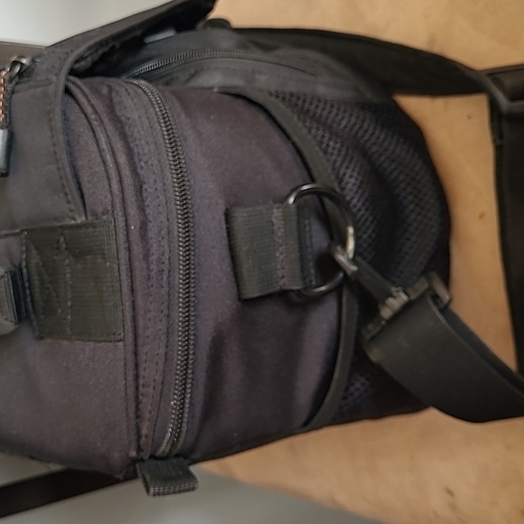 Lowepro Nova 3 AW Camera Bag - Picture 4 of 5